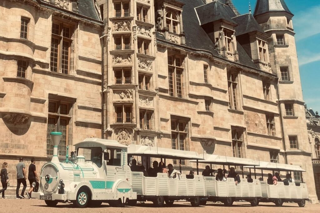 Visite audio multilingue à bord d’un petit train touristique
